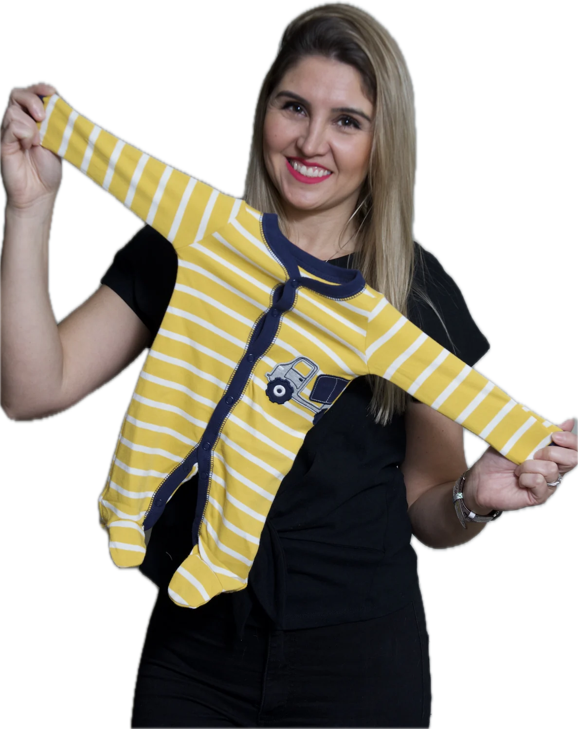 Francine segurando um macacãozinho de bebê