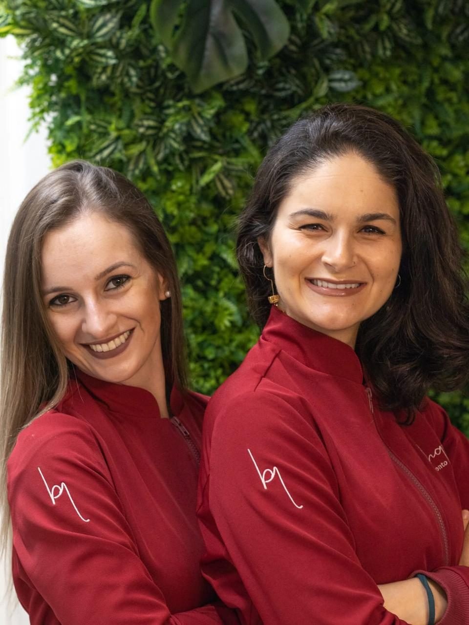 As sócias Camila e Caroline recortadas no arco