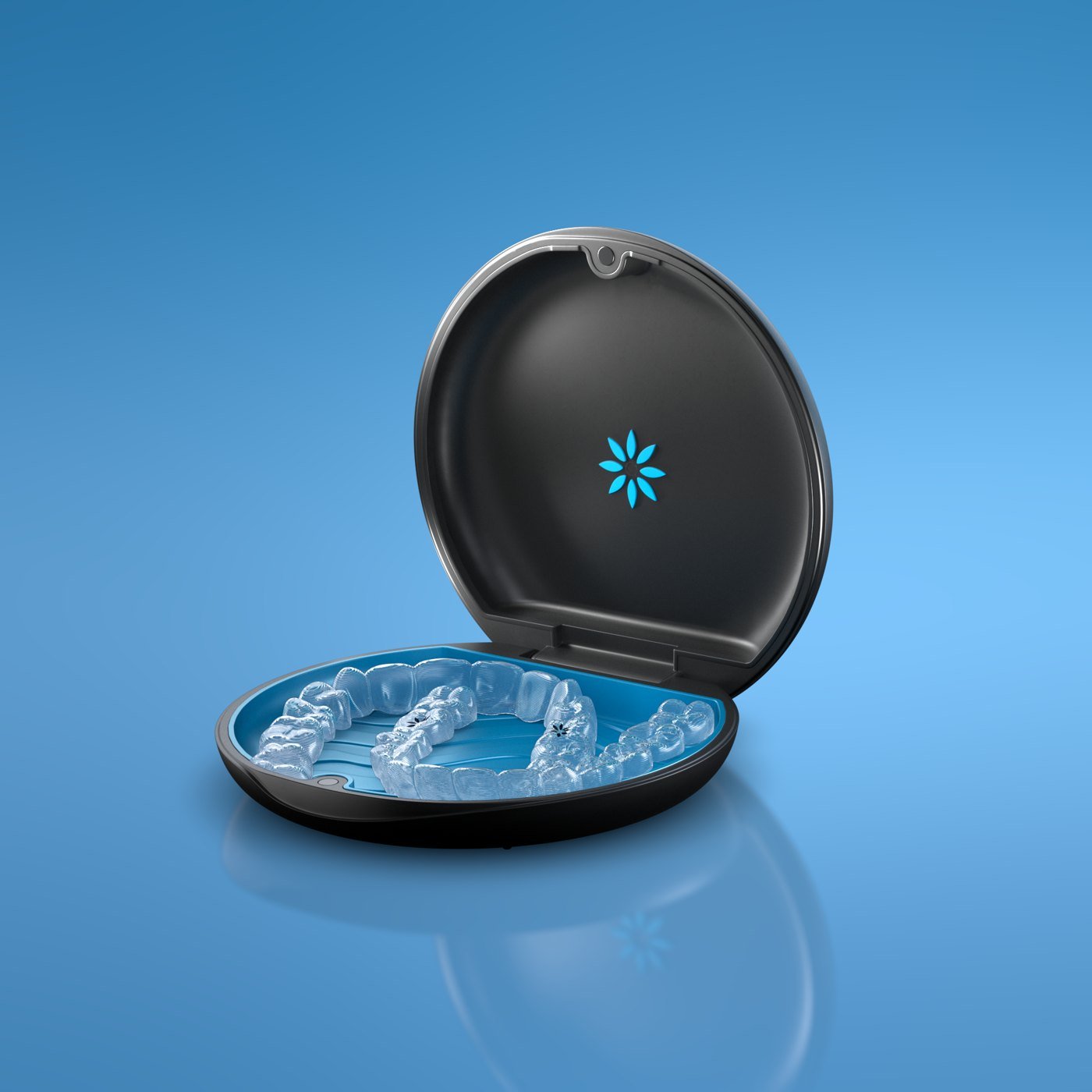 Estojo Invisalign aberto com os alinhadores transparentes