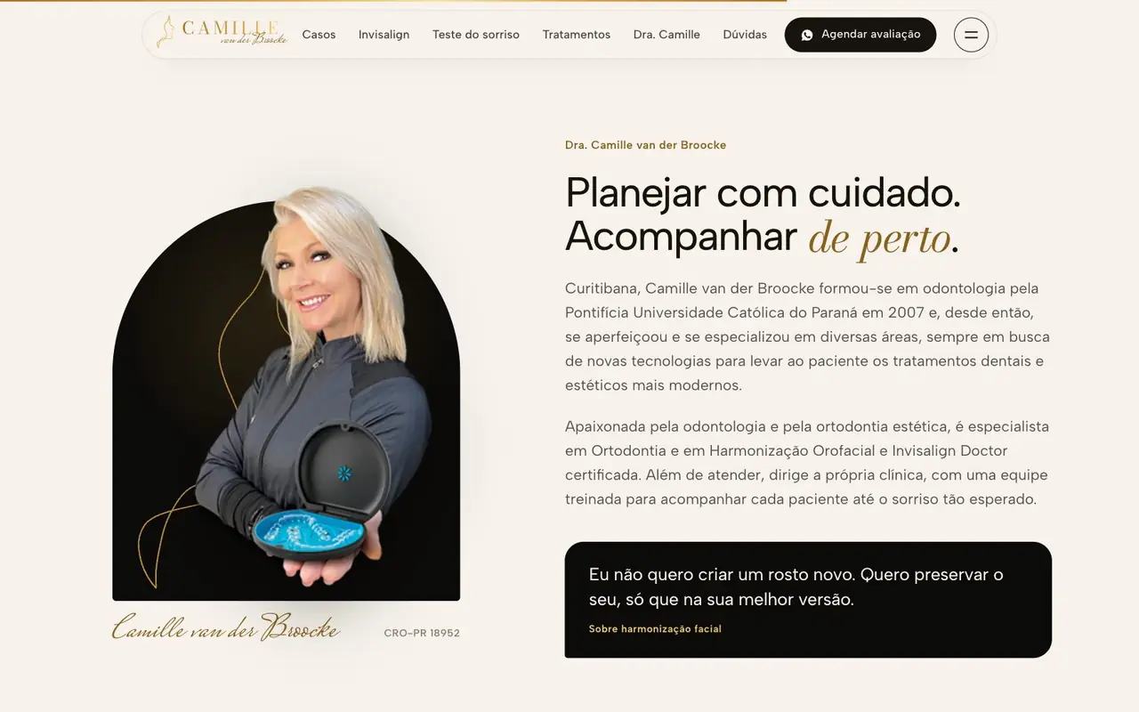A doutora e o alinhador nas mãos, Dra. Camille van der Broocke