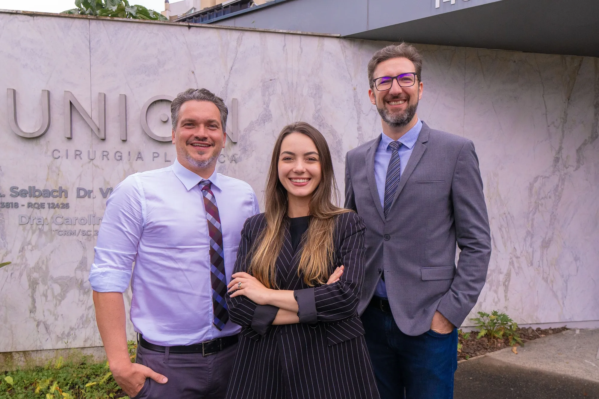 Dr. Fábio Selbach, Dra. Carolina Welter e Dr. Vinicius Spiandorello em frente à Union Cirurgia Plástica